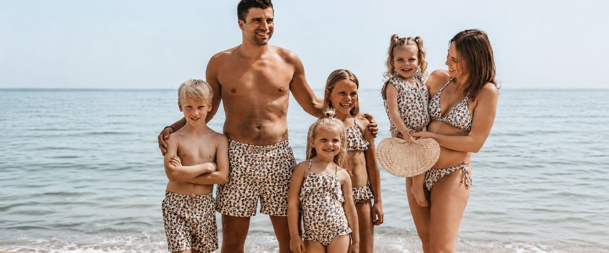 Gezin in matchende zwemkleding op het strand met kinder zwemkleding en badkleding van Humpy