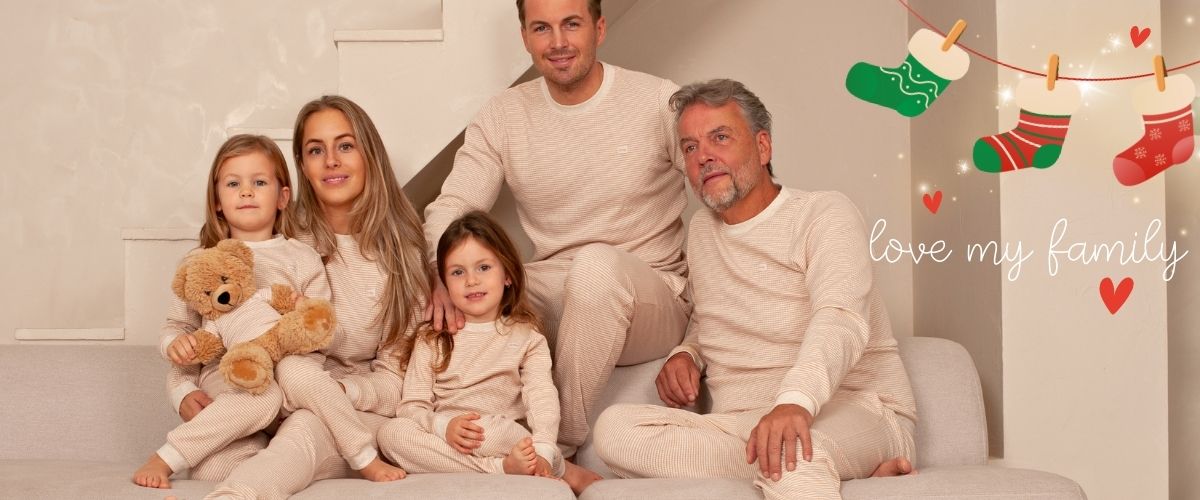 de hele familie in dezelfde wafel pyjama van Feetje, beter bekend als de Feetje family pyjama's. Gezellig rond de kerstboom met cadeautjes