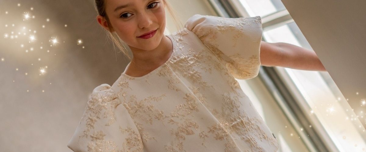 Dansend tienermeisje met prachtige kerstoutfit met sparkles